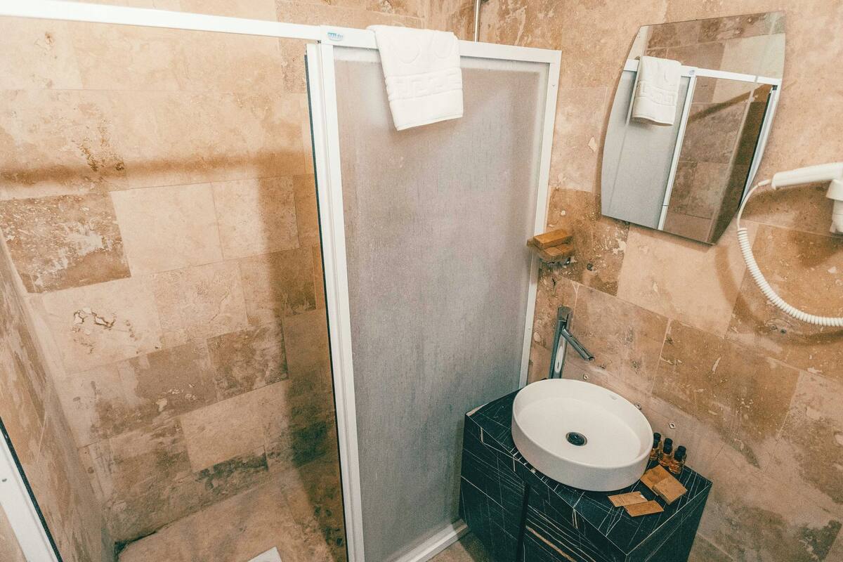 bathtub, rainfall showerhead, eco-friendly toiletries, hair dryer