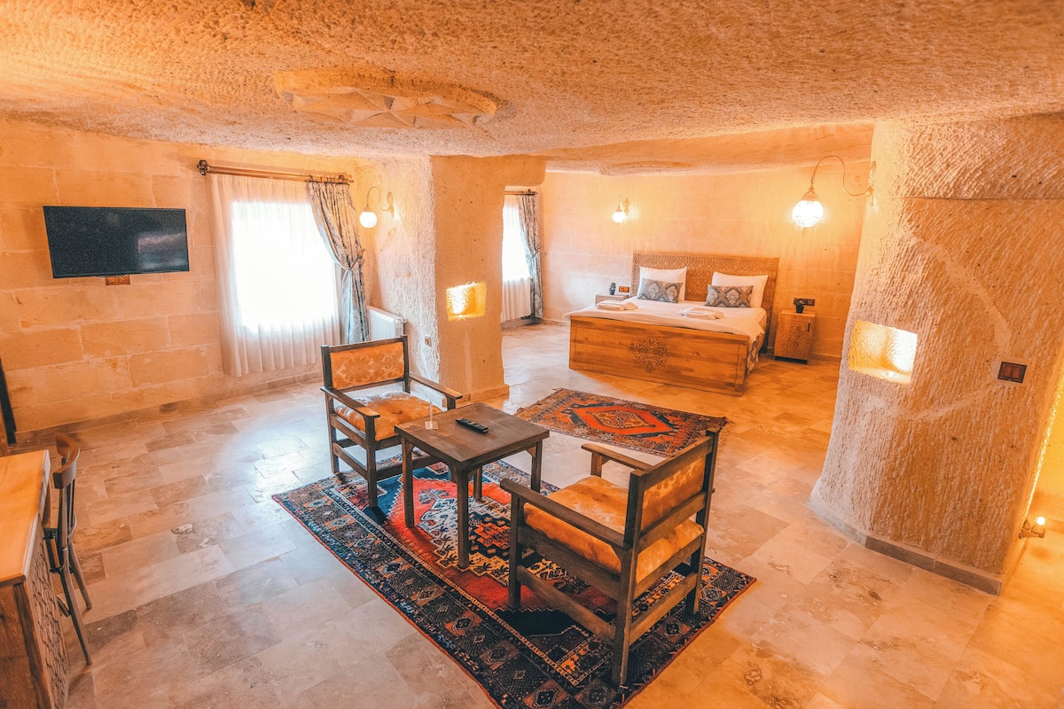 Turbel King Suite | 1 dormitorio, colchones con acolchado adicional, escritorio