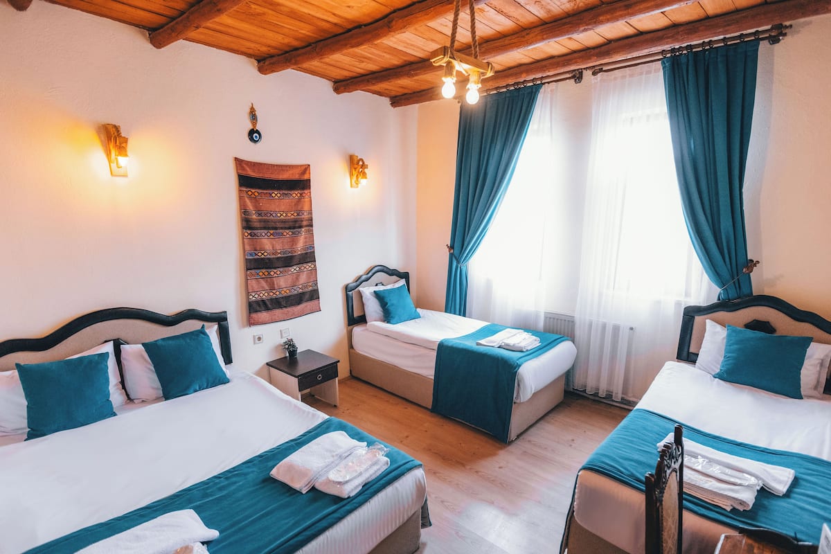 Habitación cuádruple | Camas con pillow-top, escritorio, insonorización y wifi gratis