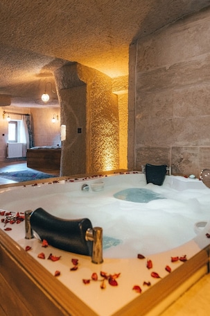 Turbel King Suite | Colchones con acolchado adicional, escritorio, sistema de insonorización. TURBEL CAVE HOUSE