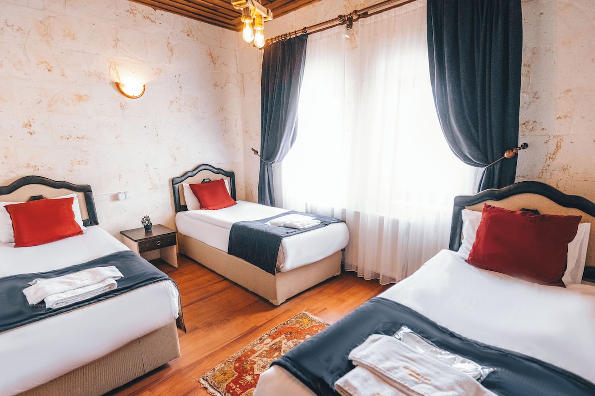 Habitación triple | Camas con pillow-top, escritorio, insonorización y wifi gratis