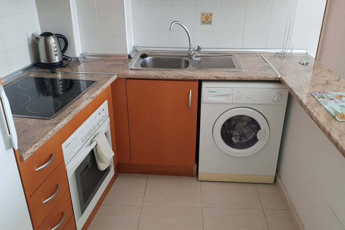 full-sized fridge, microwave, oven, stovetop