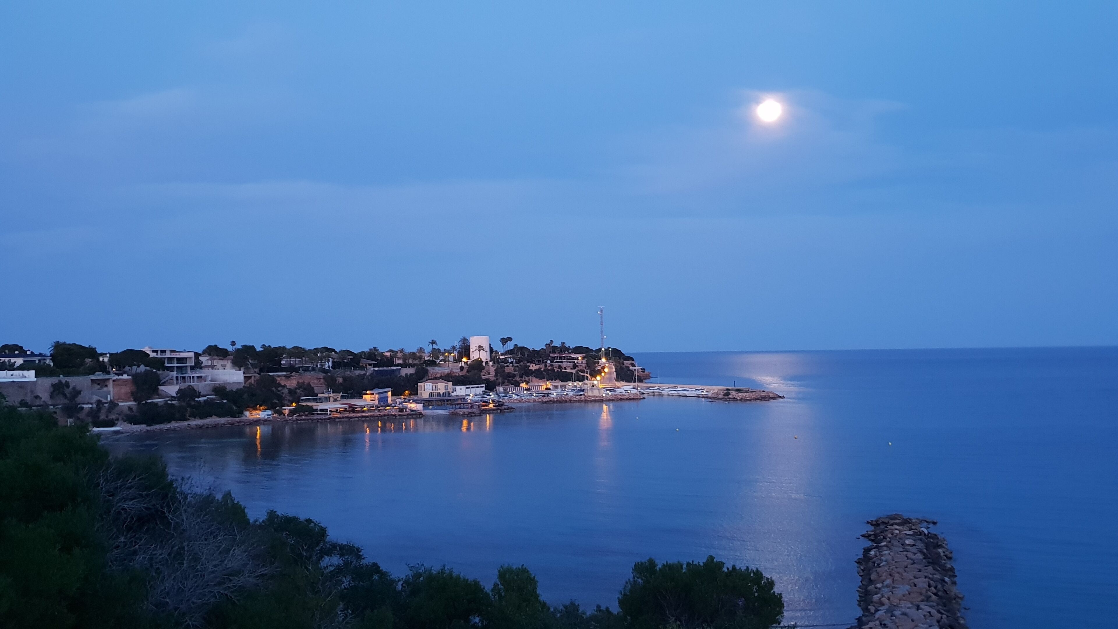 beach nearby, sun-loungers, beach umbrellas, beach bar