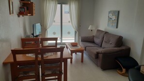 Appartement, 1 chambre | Coin séjour | Télévision LED de 32 pouces avec chaînes numériques, télévision