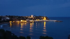 Chaise longue, parasol, bar sur la plage