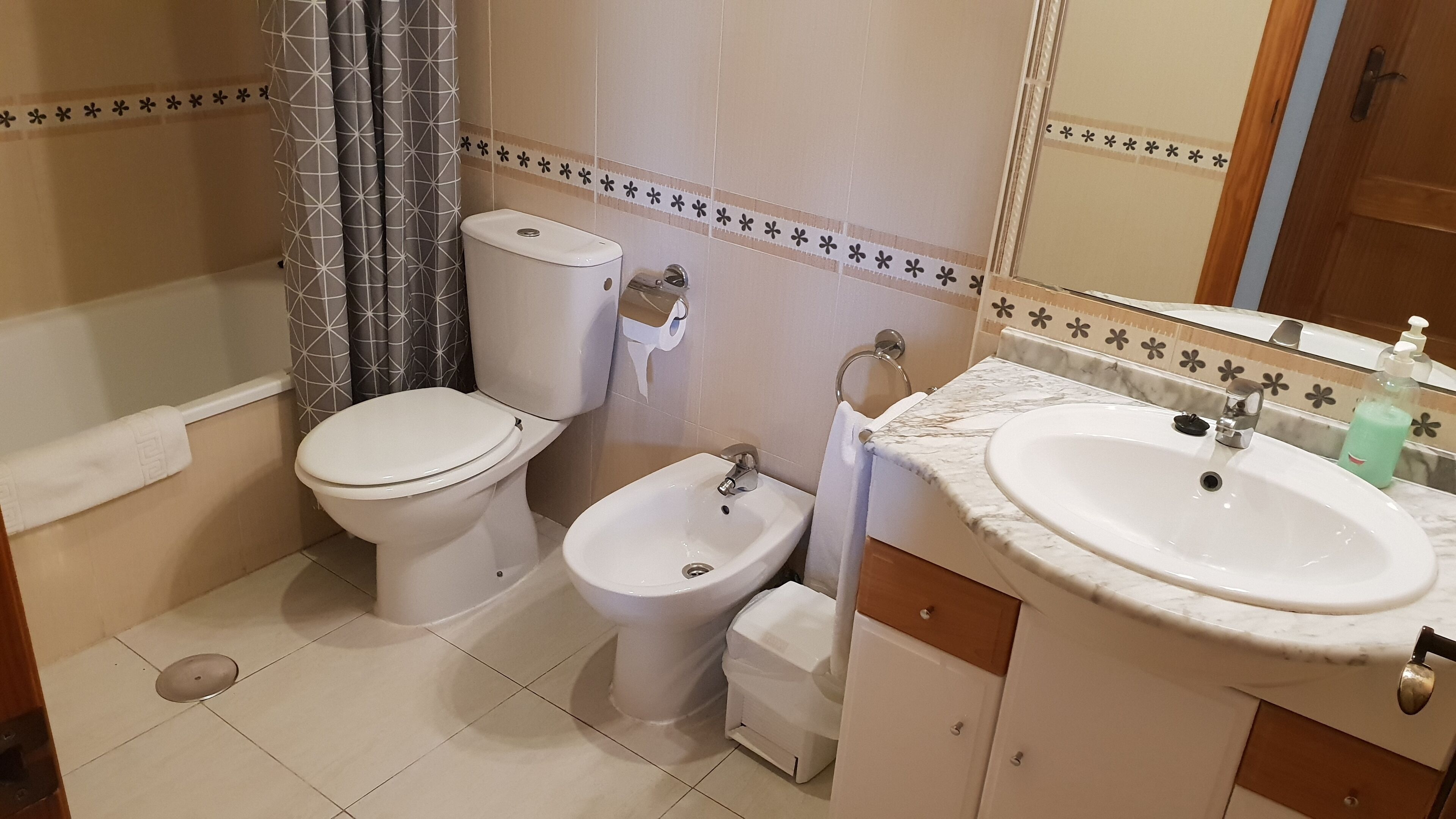 apartment, 3 bedrooms | bathroom | combined shower/bathtub, hair dryer, bidet, towels