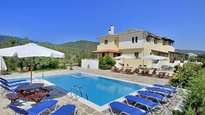 Una piscina al aire libre, sombrillas