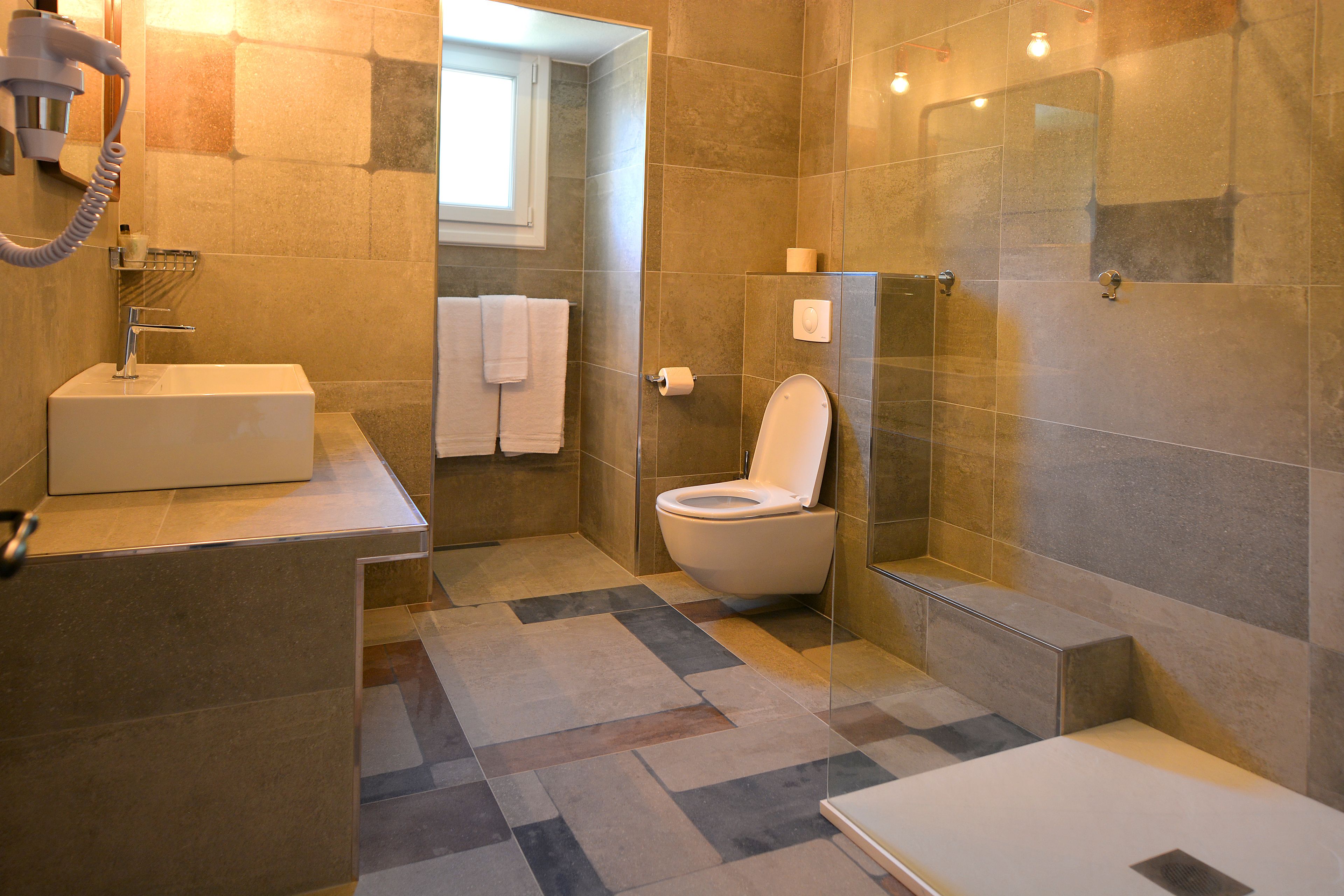 comfort double room, 1 queen bed, non smoking | bathroom | free toiletries, hair dryer, towels