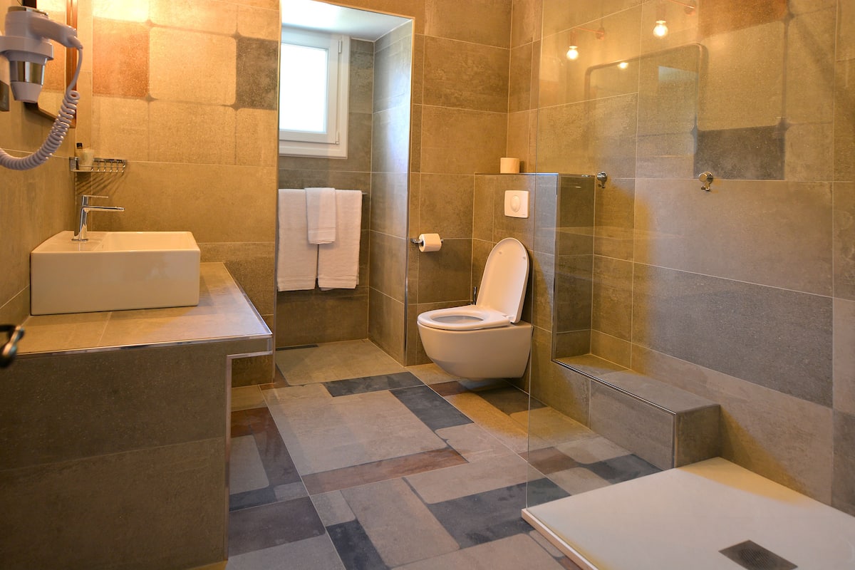 comfort double room, 1 queen bed, non smoking | bathroom | free toiletries, hair dryer, towels