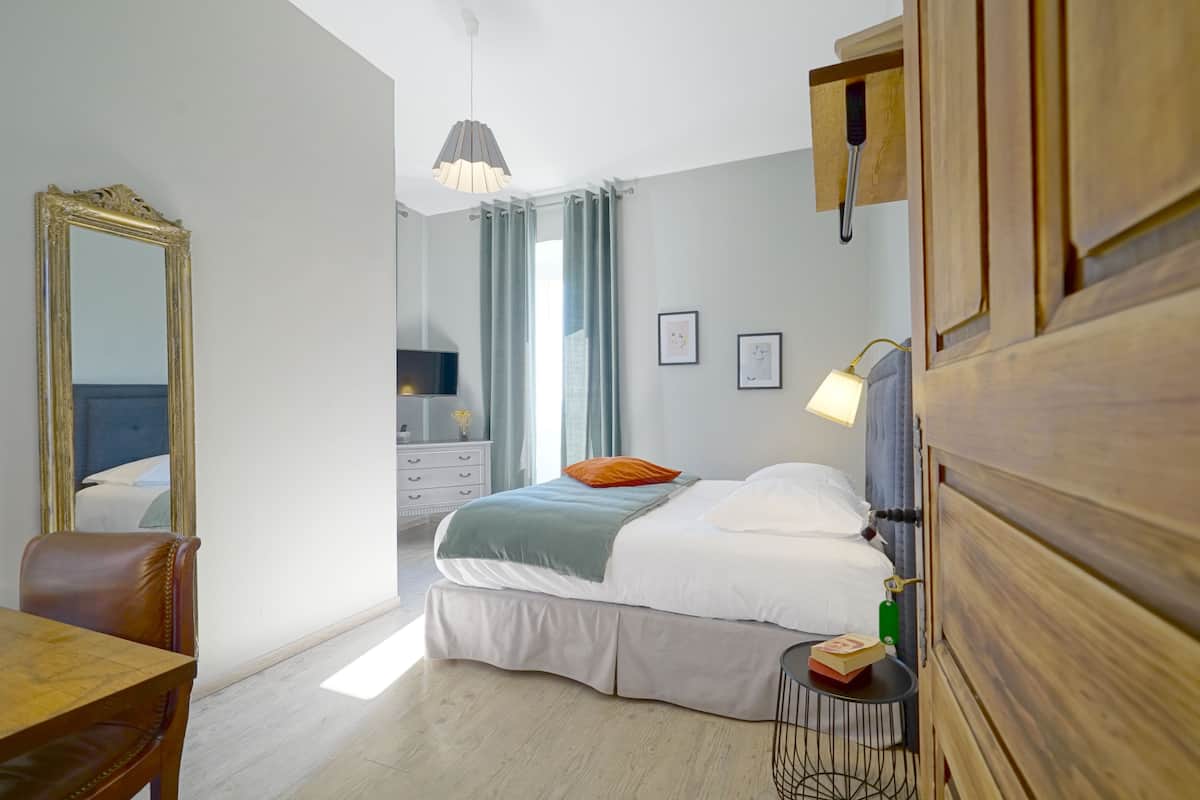 comfort double room, 1 queen bed, non smoking | premium bedding, individually decorated, individually furnished, desk