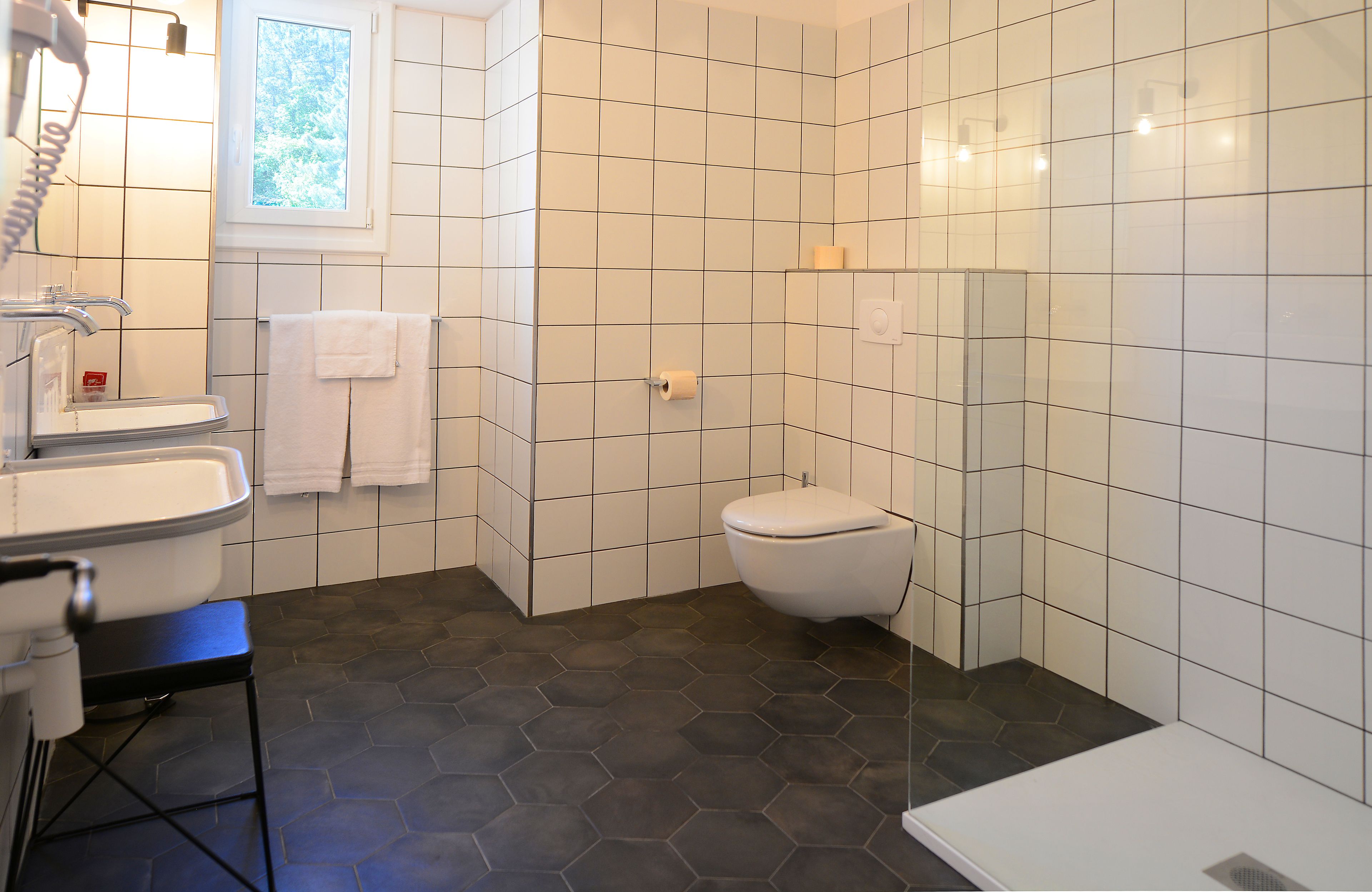 comfort quadruple room, multiple beds, non smoking | bathroom shower