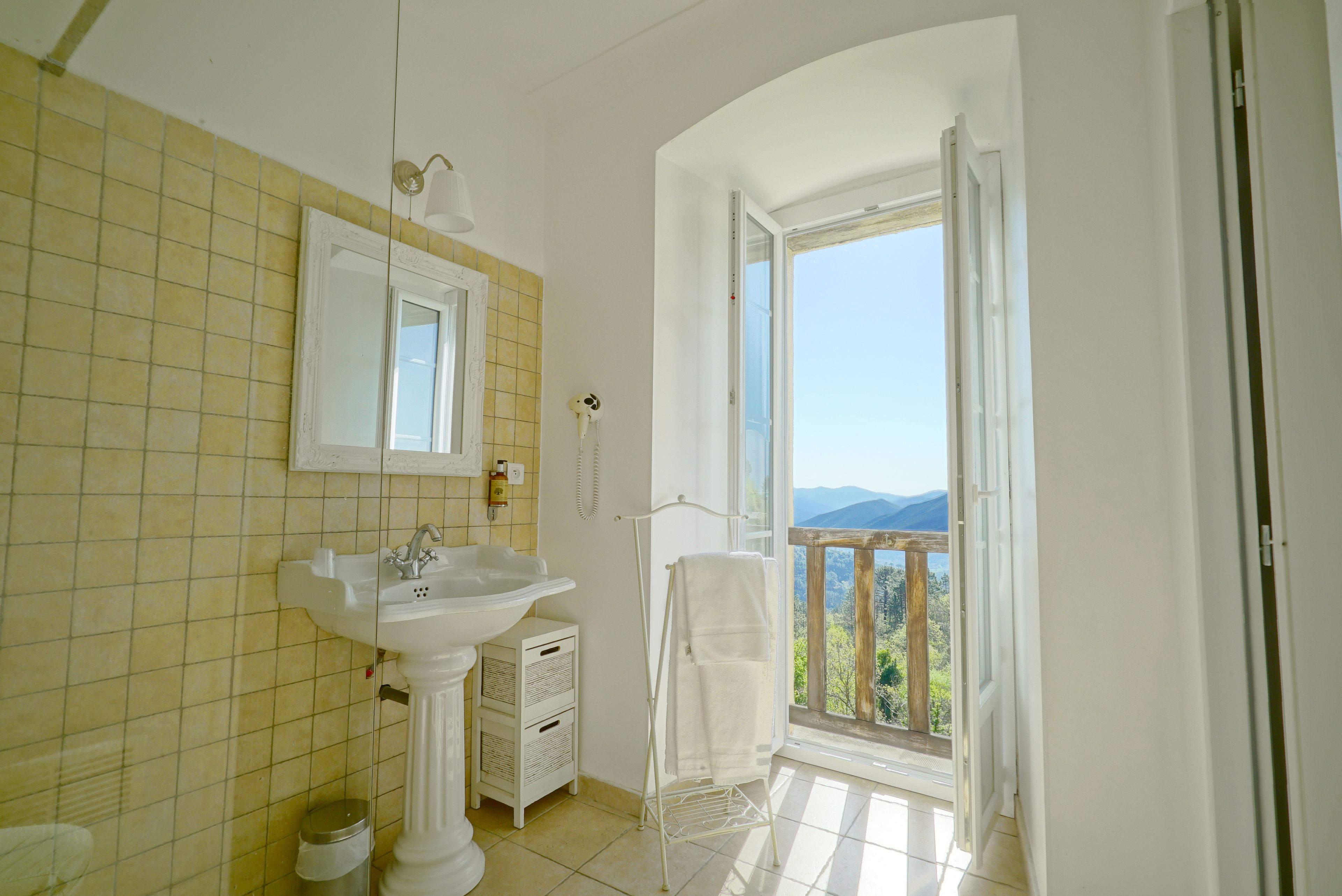 comfort double room, 1 queen bed, non smoking | bathroom sink