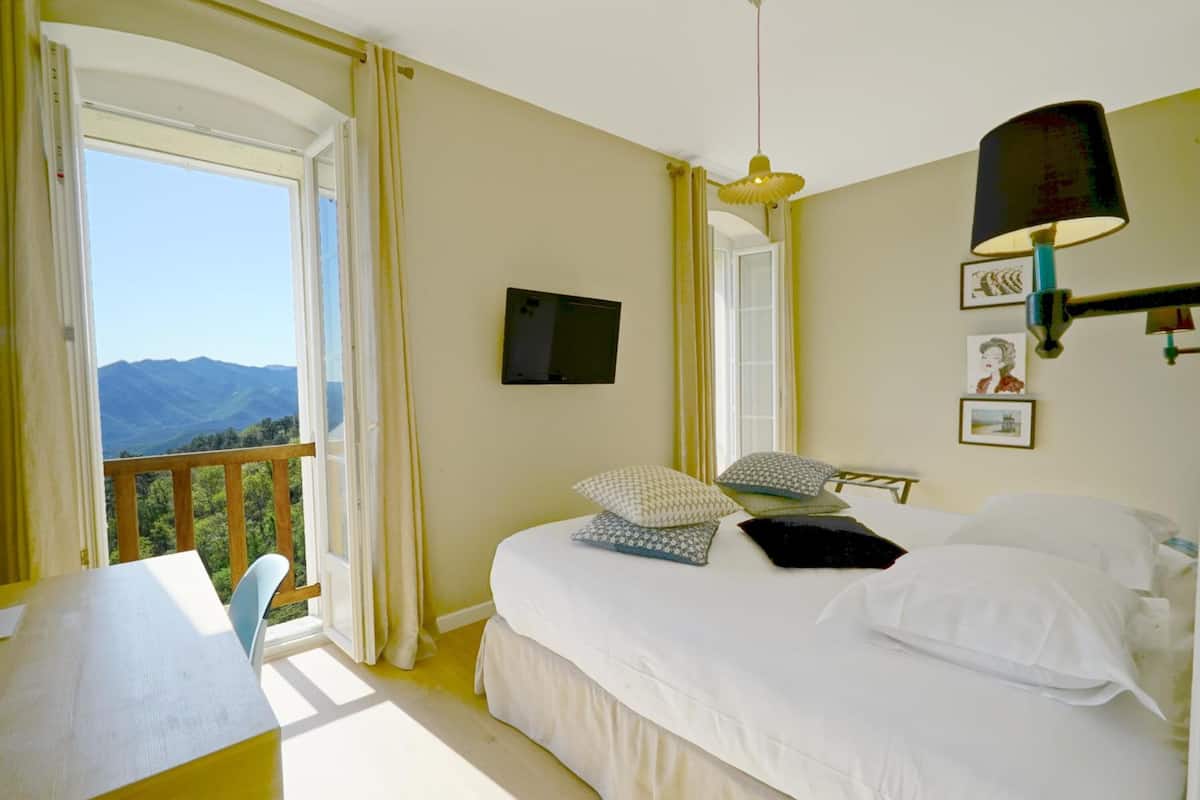 premium bedding, individually decorated, individually furnished, desk