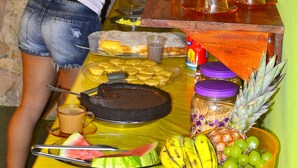 Una mesa de buffet con diversos alimentos y bebidas.