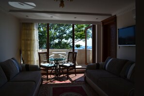Deluxe Suite, Sea View | Living room
