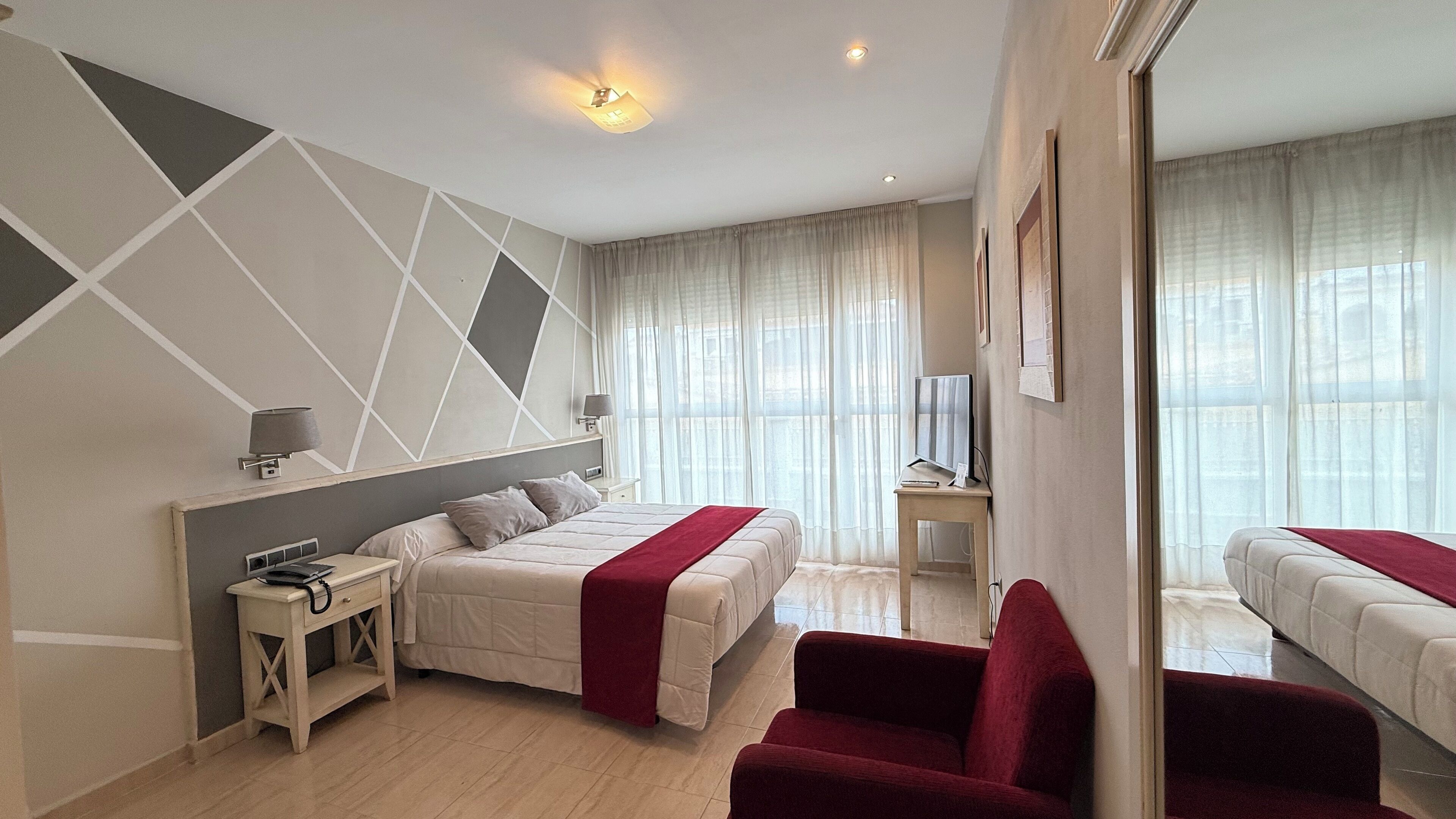 Escritorio, wifi gratis y ropa de cama 