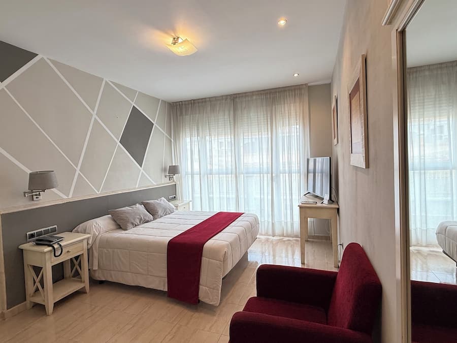 Quarto casal | Escrivaninha, Wi-Fi de cortesia, roupa de cama