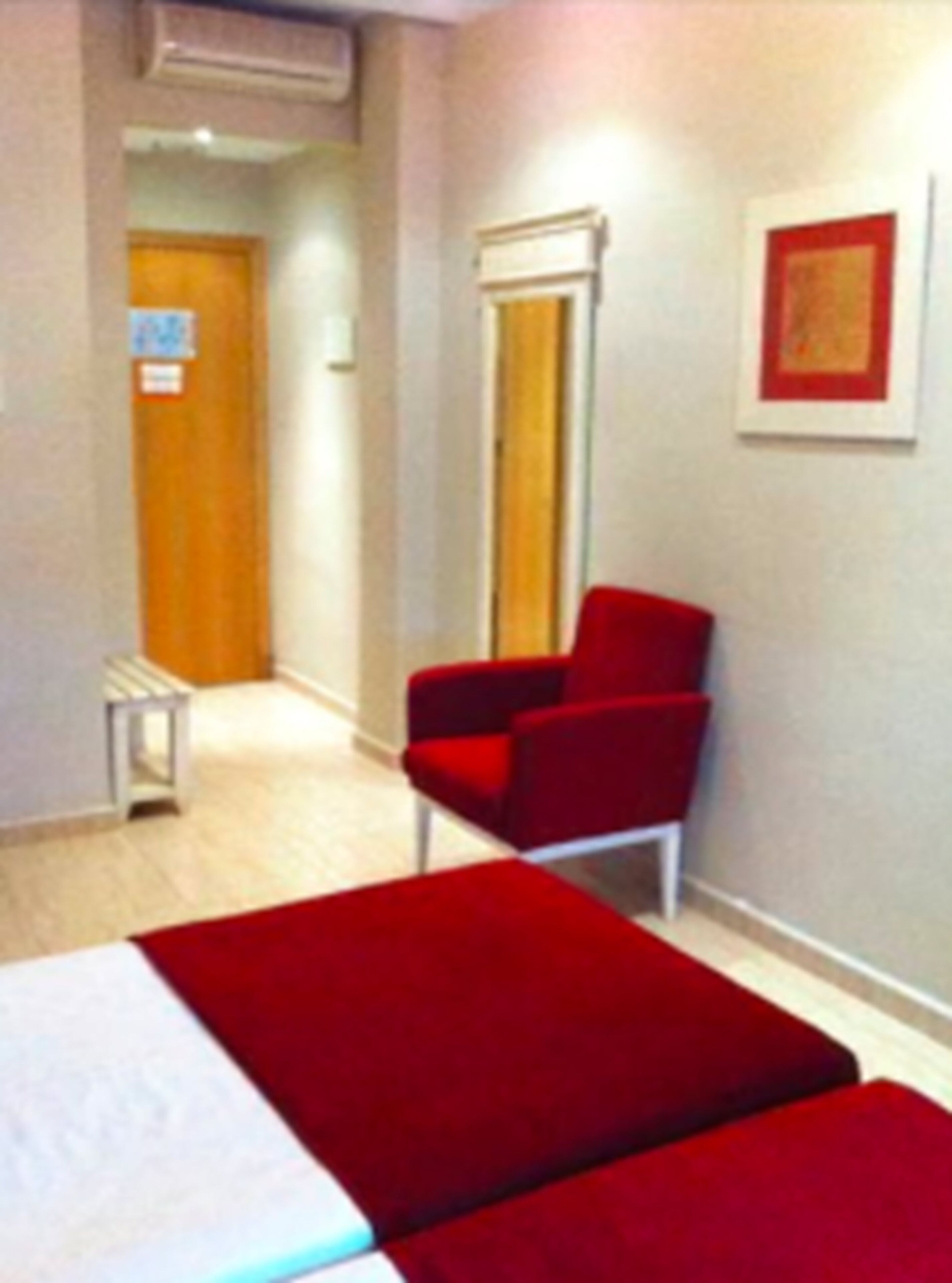 Een bureau, gratis wifi, beddengoed