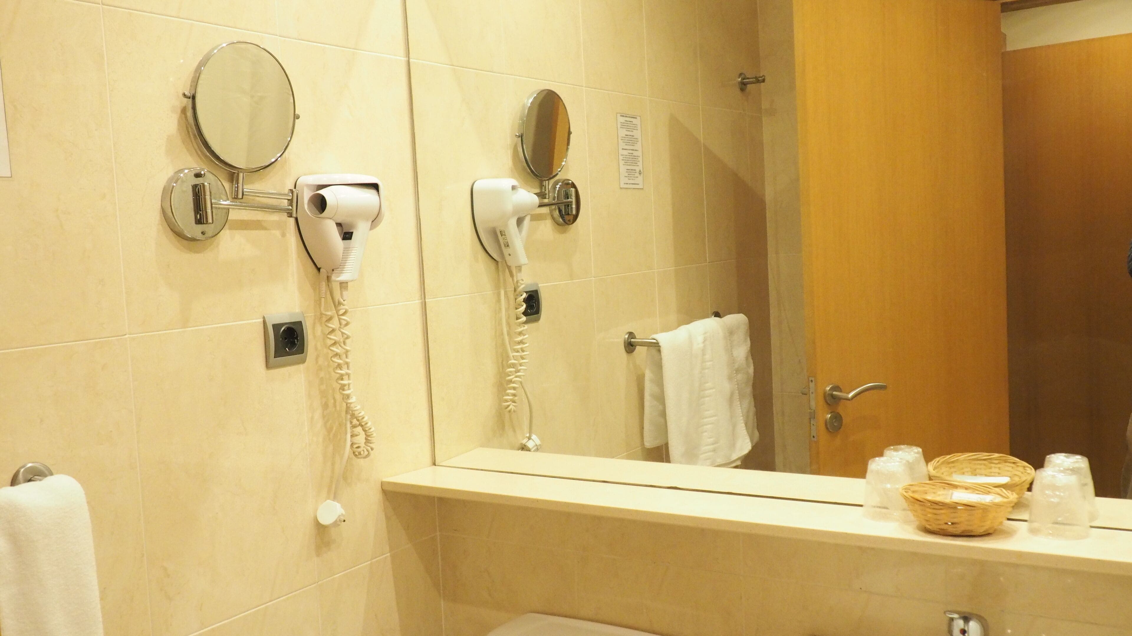 Tweepersoonskamer | Badkamer | Een douche, gratis toiletartikelen, een haardroger, een bidet