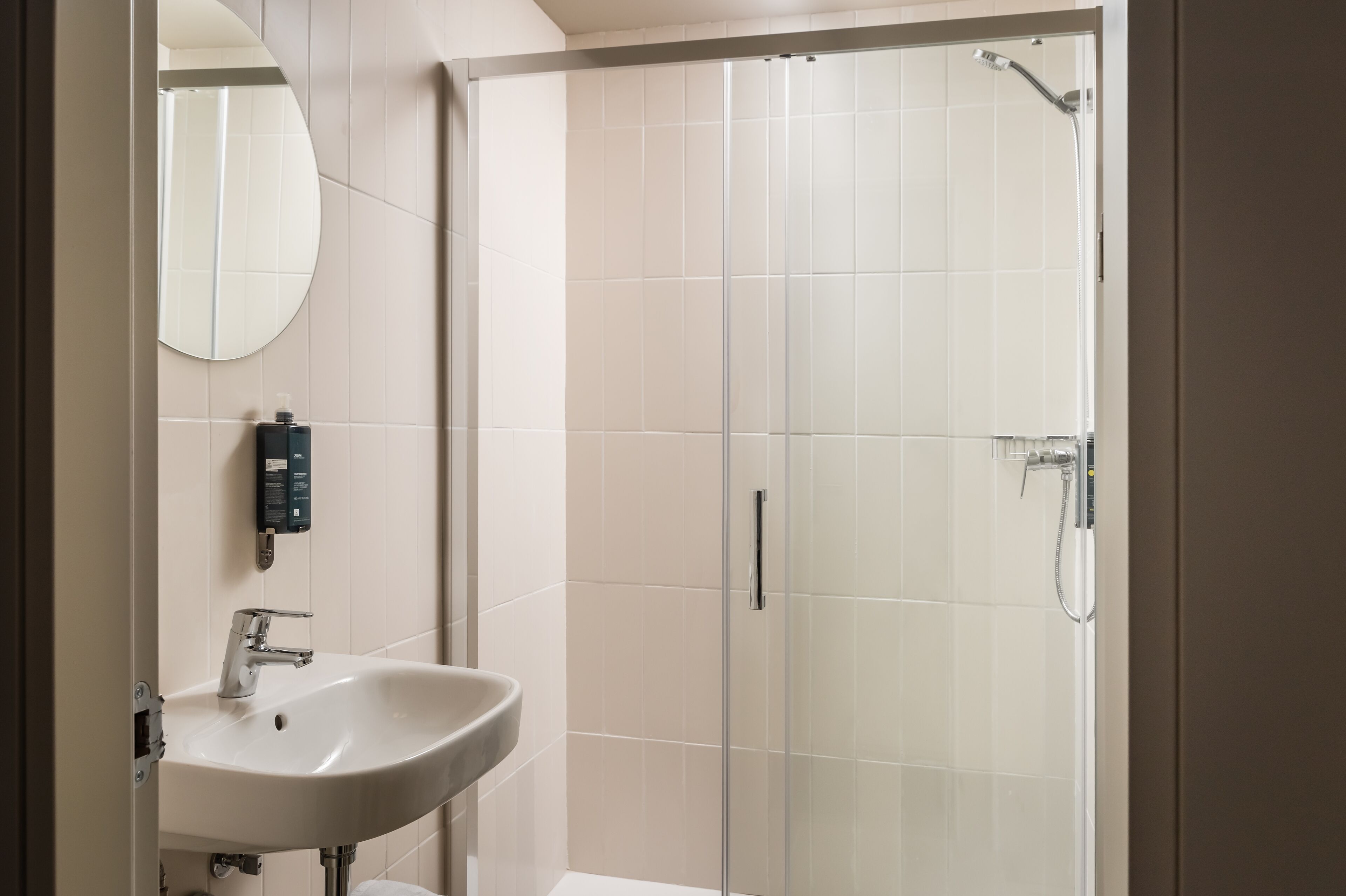 triple room | bathroom | free toiletries, hair dryer, towels, soap