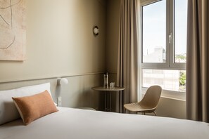 Habitación estándar doble, baño privado | Ropa de cama de alta calidad, caja fuerte, escritorio