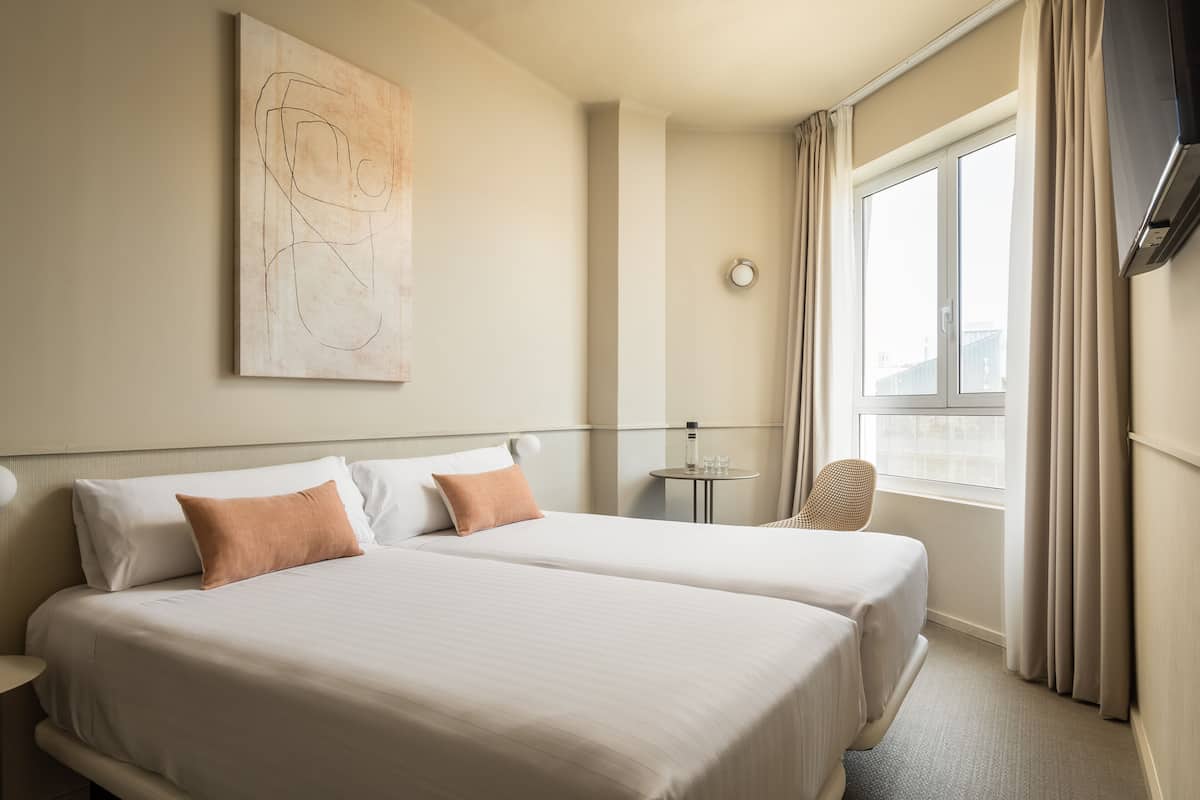standard twin room, private bathroom | 1 bedroom, premium bedding, in-room safe, desk
