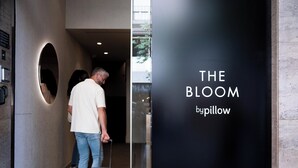 Un pasillo con un letrero que dice 'THE BLOOM bypillow'.