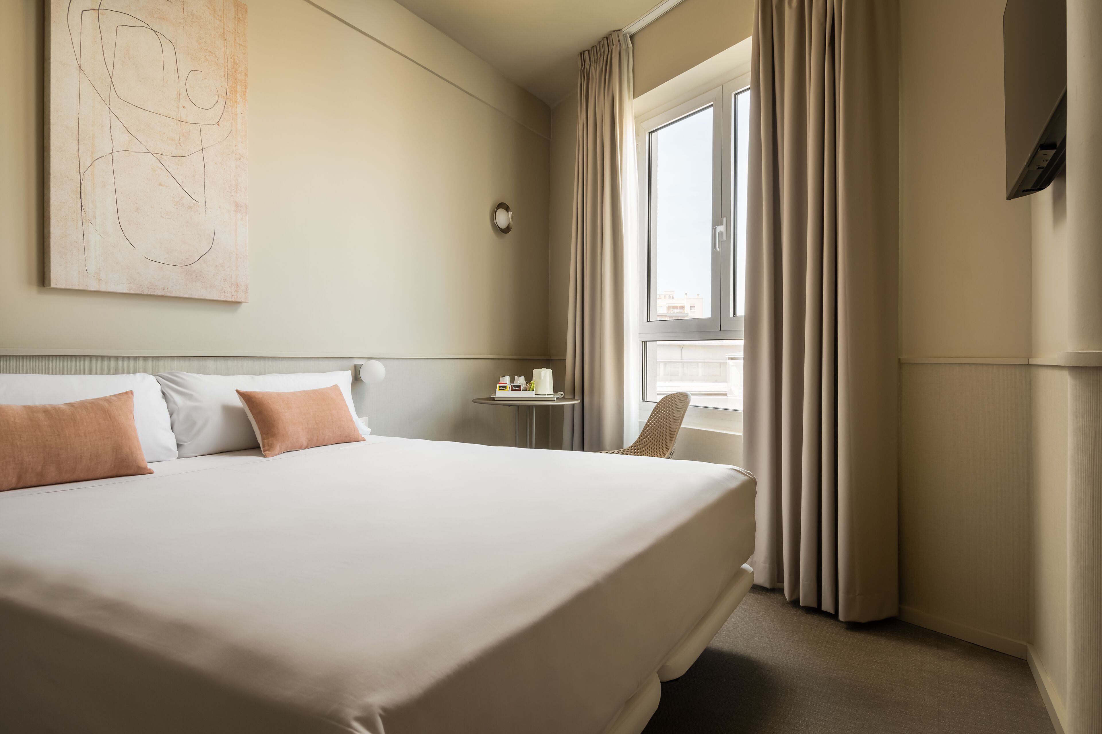 standard double room, private bathroom | 1 bedroom, premium bedding, in-room safe, desk