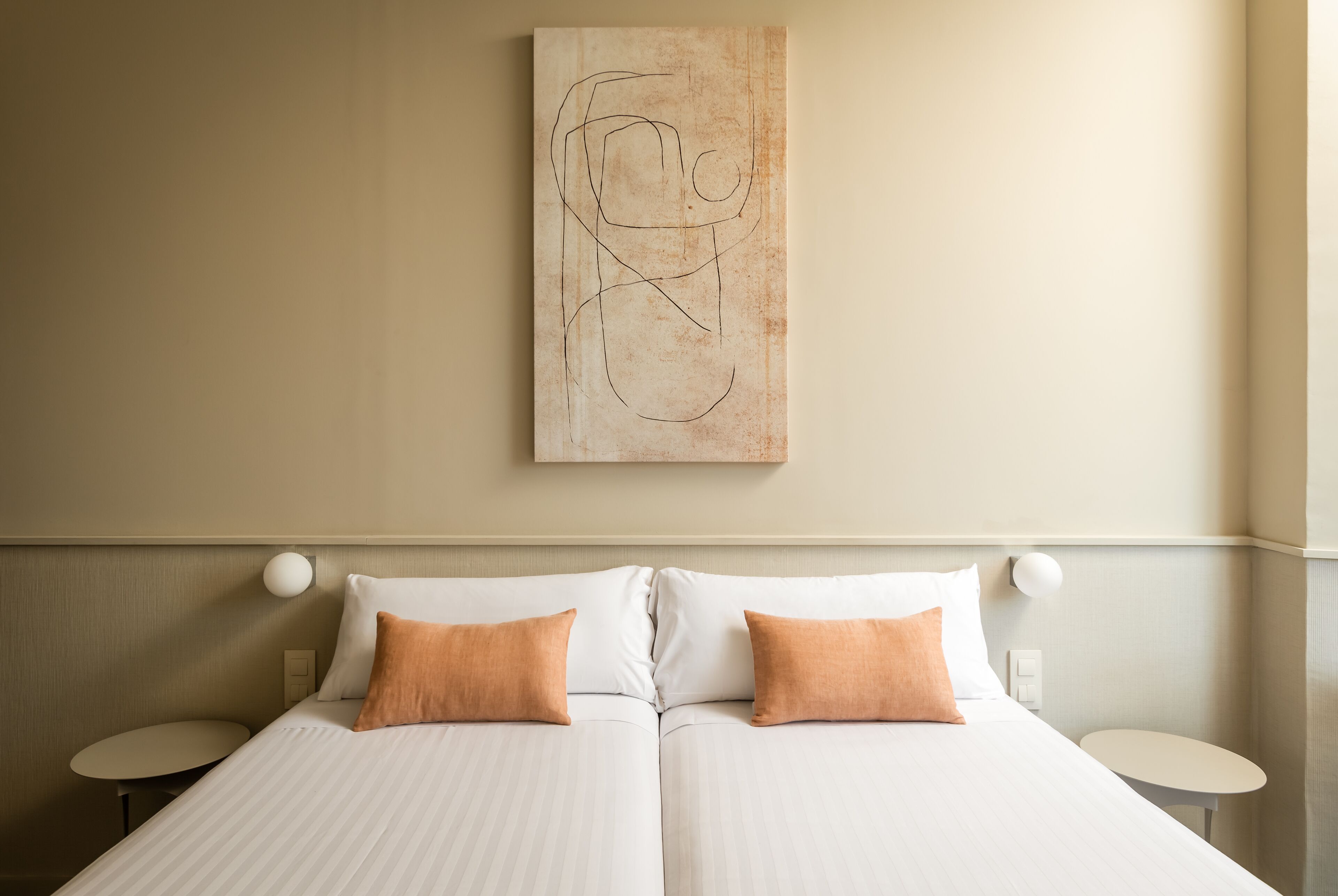 Habitación estándar con 2 camas individuales, baño privado | Ropa de cama de alta calidad y caja de seguridad en la habitación 