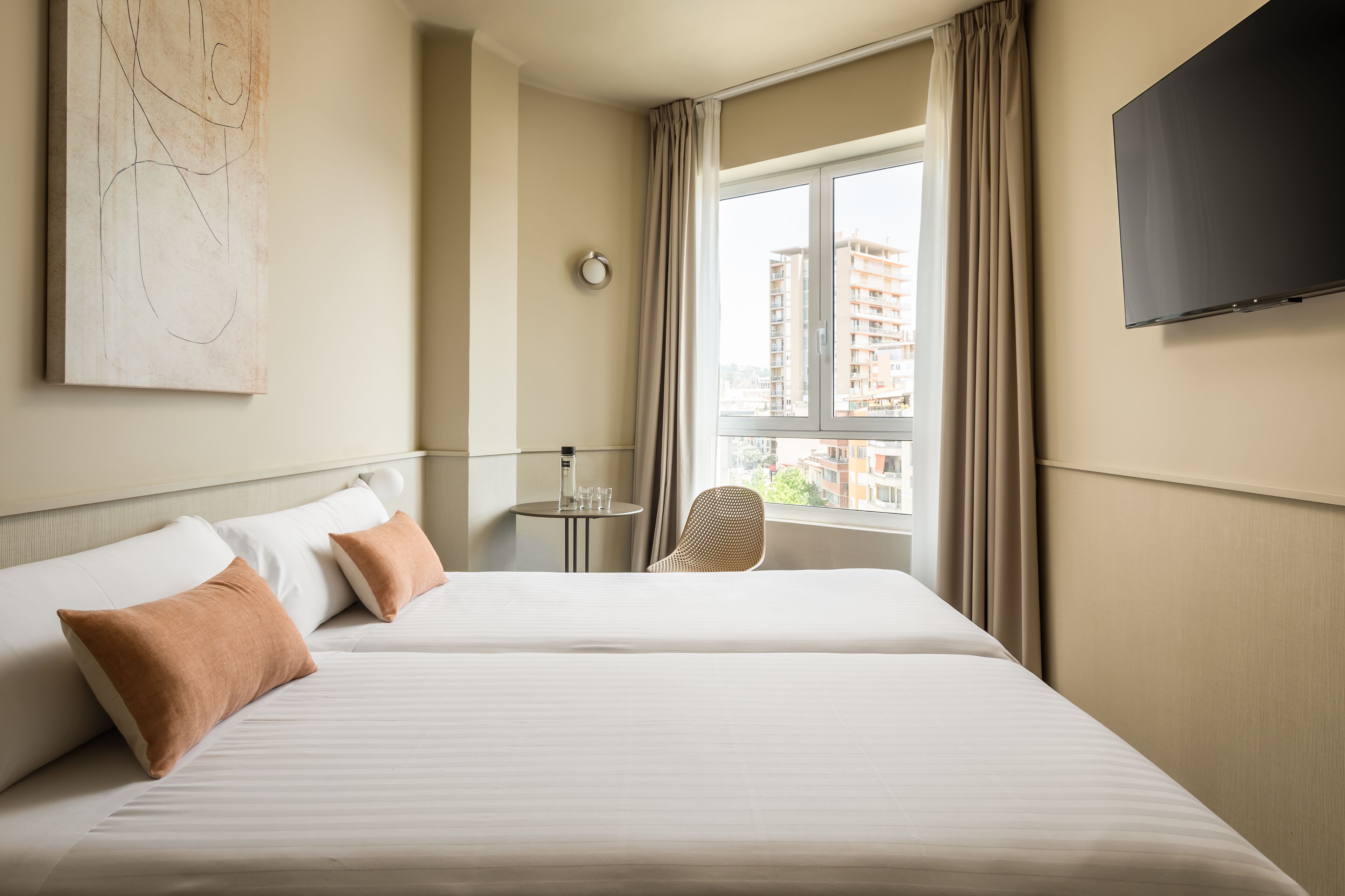 Ropa de cama de alta calidad y caja de seguridad en la habitación 