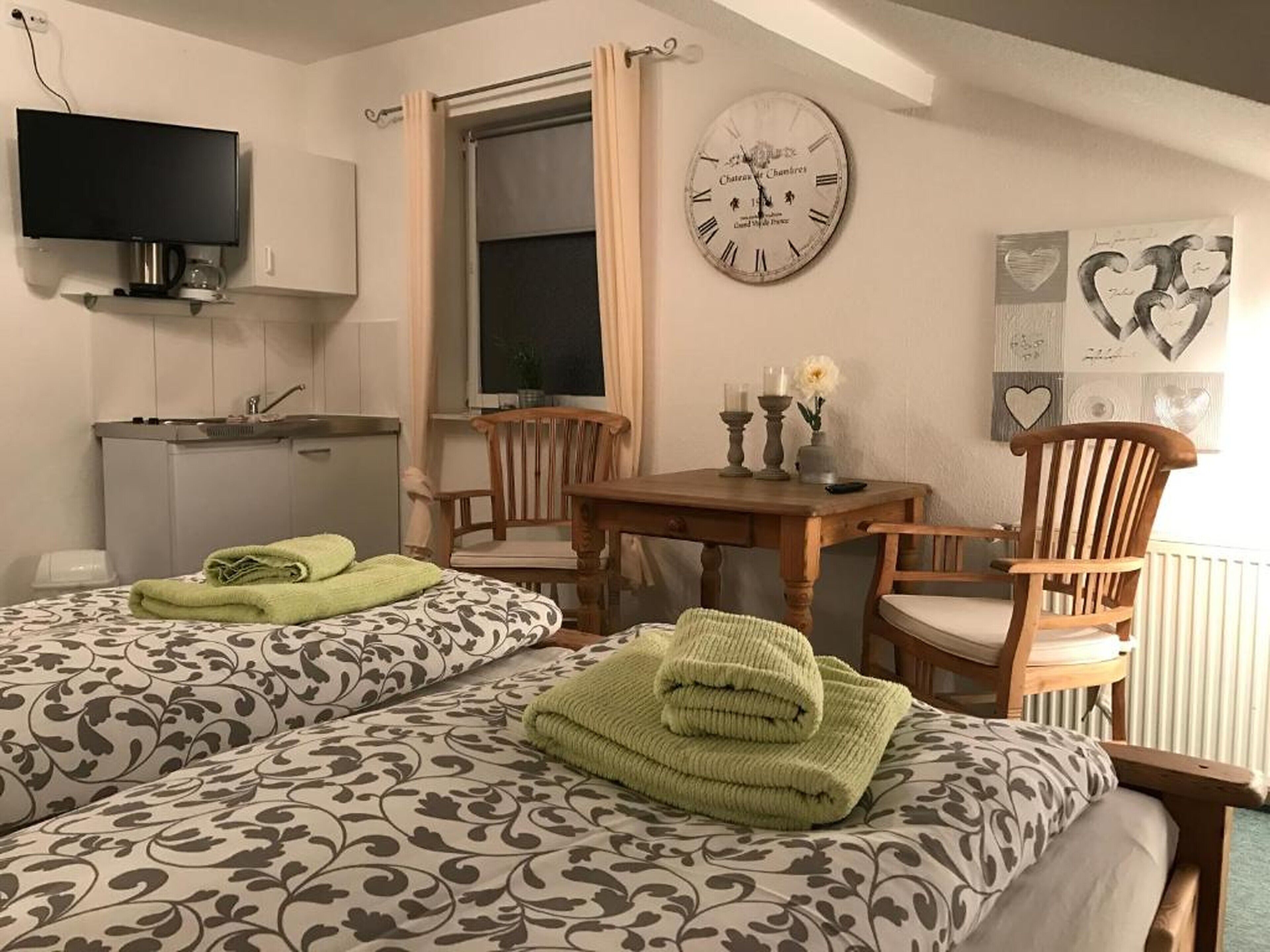 Basic-Doppelzimmer, Nichtraucher | Schreibtisch, laptopgeeigneter Arbeitsplatz, Babybetten, Bettwäsche