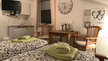 Basic-Doppelzimmer, Nichtraucher | Schreibtisch, laptopgeeigneter Arbeitsplatz, Babybetten, Bettwäsche