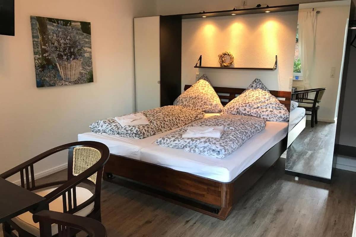 Apartment | Desk, laptop workspace, cribs/infant beds, bed sheets