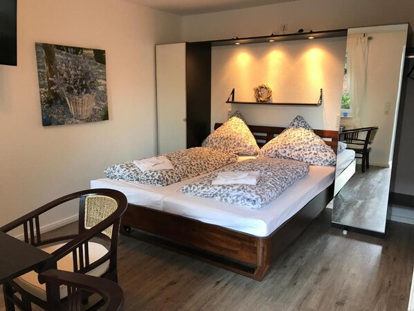 Apartment | Desk, laptop workspace, cribs/infant beds, bed sheets