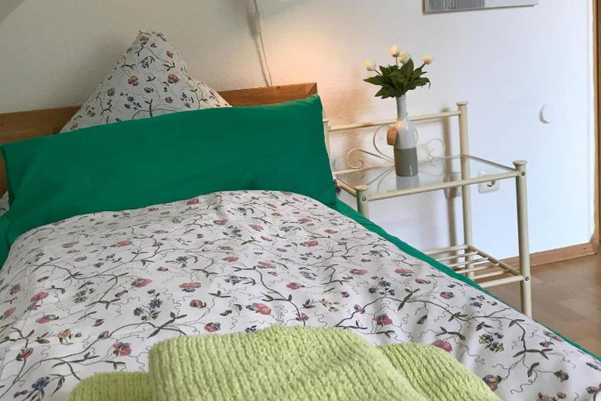 Basic Single Room | Desk, laptop workspace, cribs/infant beds, bed sheets