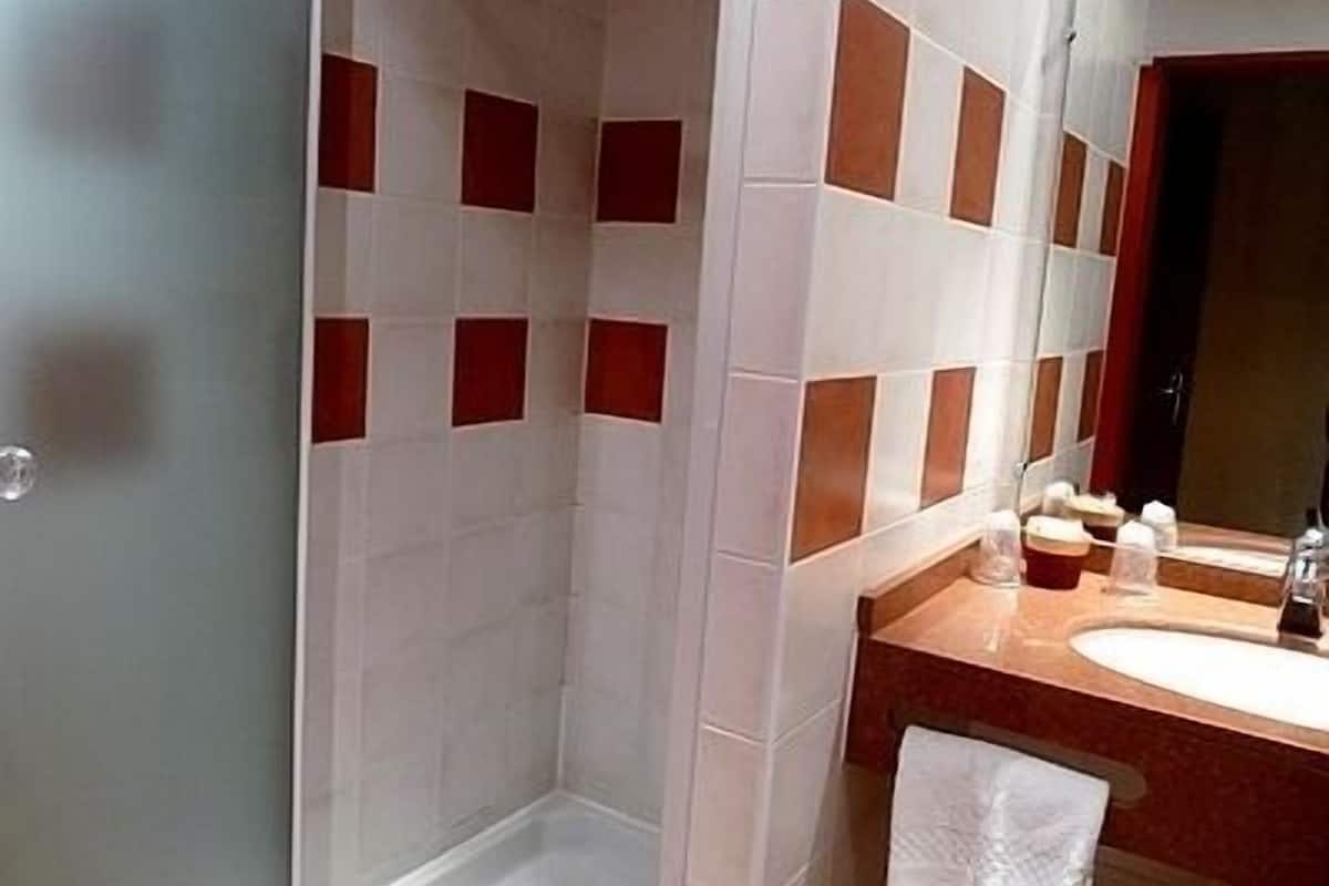 Een douche, gratis toiletartikelen, handdoeken