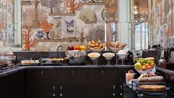 Desayuno buffet diario (EUR 20 por persona)