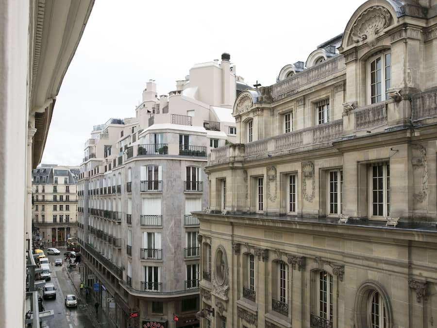 Un immeuble à plusieurs étages, de style architectural classique, doté de balcons et de grandes fenêtres.