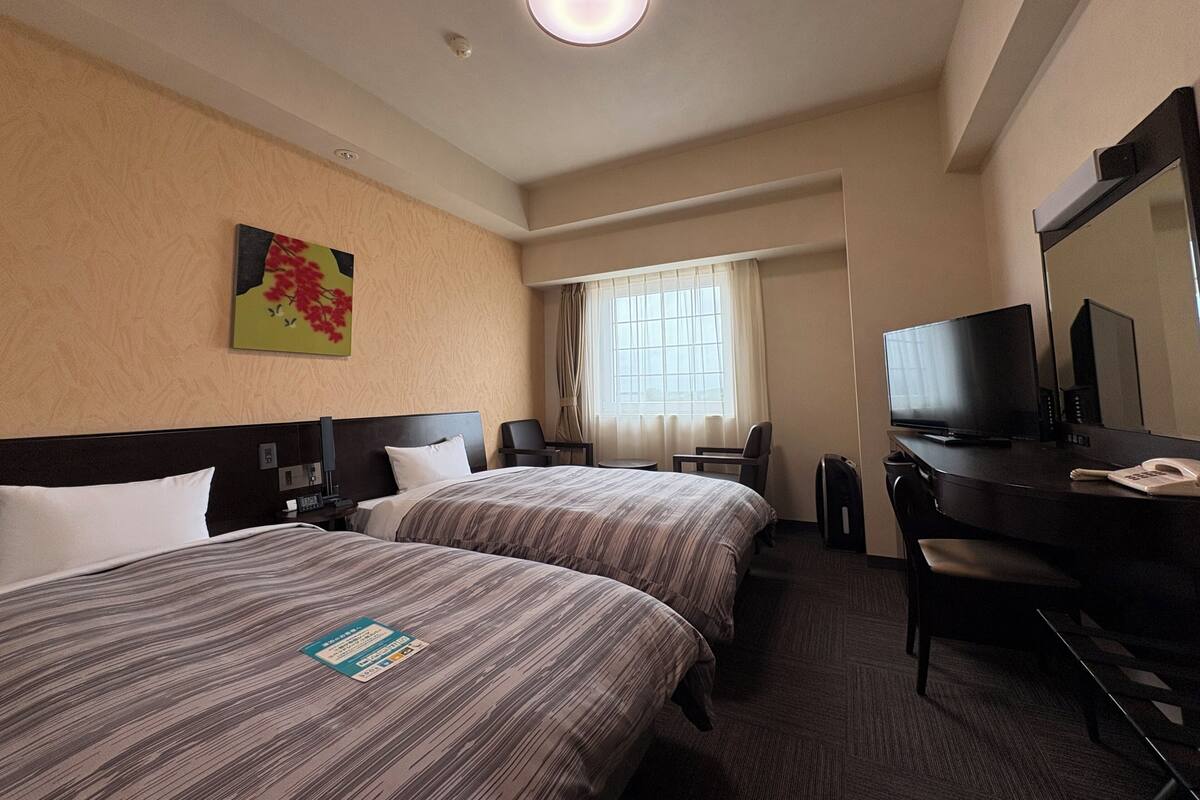 Een bureau, gratis wifi, beddengoed