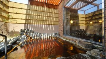 Tina de hidromasaje al aire libre