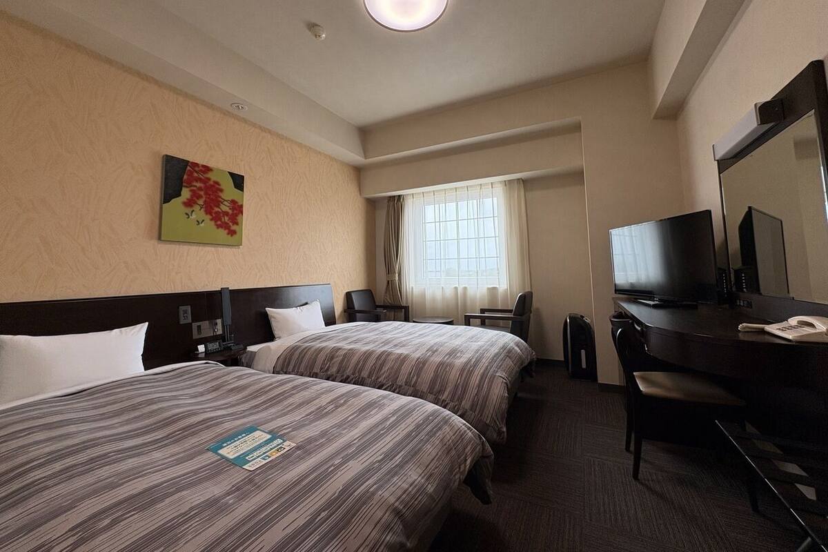 Een bureau, gratis wifi, beddengoed