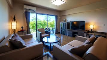 Habitación superior, no fumadores, vistas al jardín (Terrace-Villa Garden building) | Caja fuerte, escritorio, tabla de planchar con plancha y wifi gratis