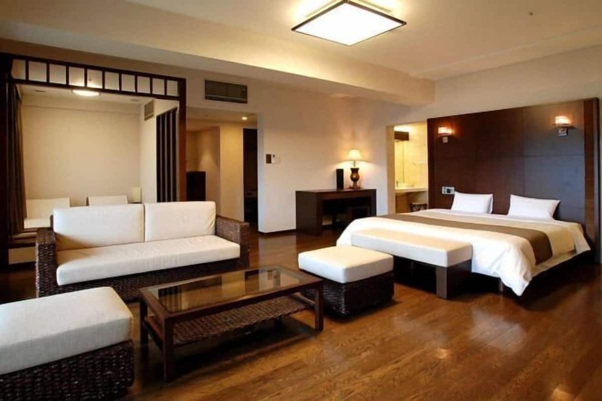 In-room safe, desk, iron/ironing board, free WiFi
