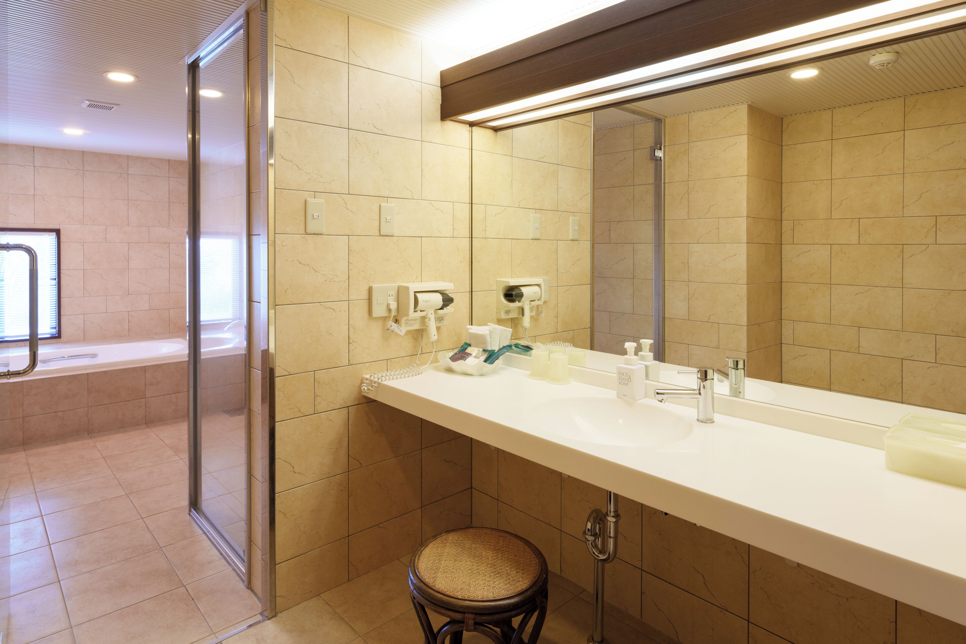 Ein modernes Badezimmer mit großem Spiegel, Waschbecken und Toilette.