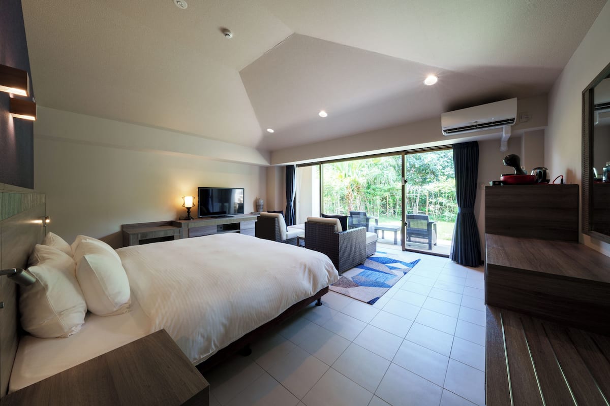 Chambre Deluxe, non-fumeurs, vue jardin (Villa Garden building) | Coffres-forts dans les chambres, bureau, fer et planche à repasser