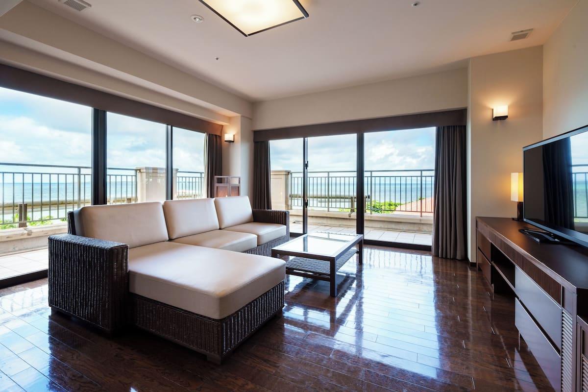 Suite, non-fumeurs, en angle (Main Building Ocean's Wing) | Coffres-forts dans les chambres, bureau, fer et planche Ă repasser