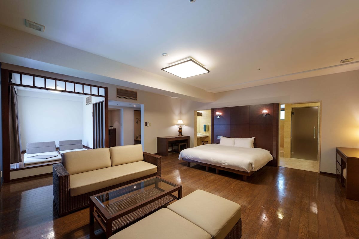 In-room safe, desk, iron/ironing board, free WiFi