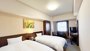 A hotel room with two beds, a desk with a TV, a lamp, and a painting on the wall. - Hotel Route-Inn Hirosaki Ekimae (Hirosaki)