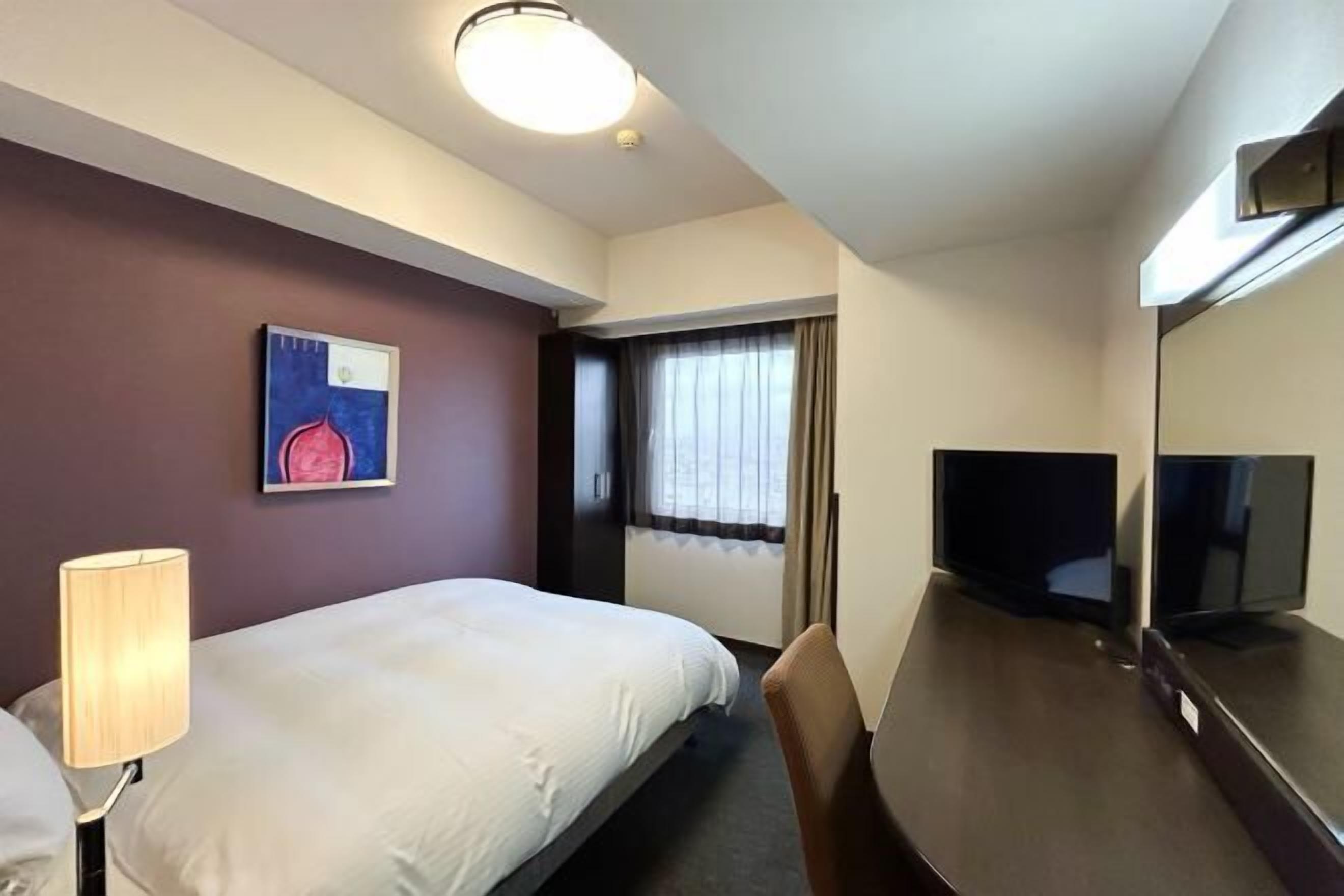 Meja kerja, Wi-Fi gratis, dan seprai linen