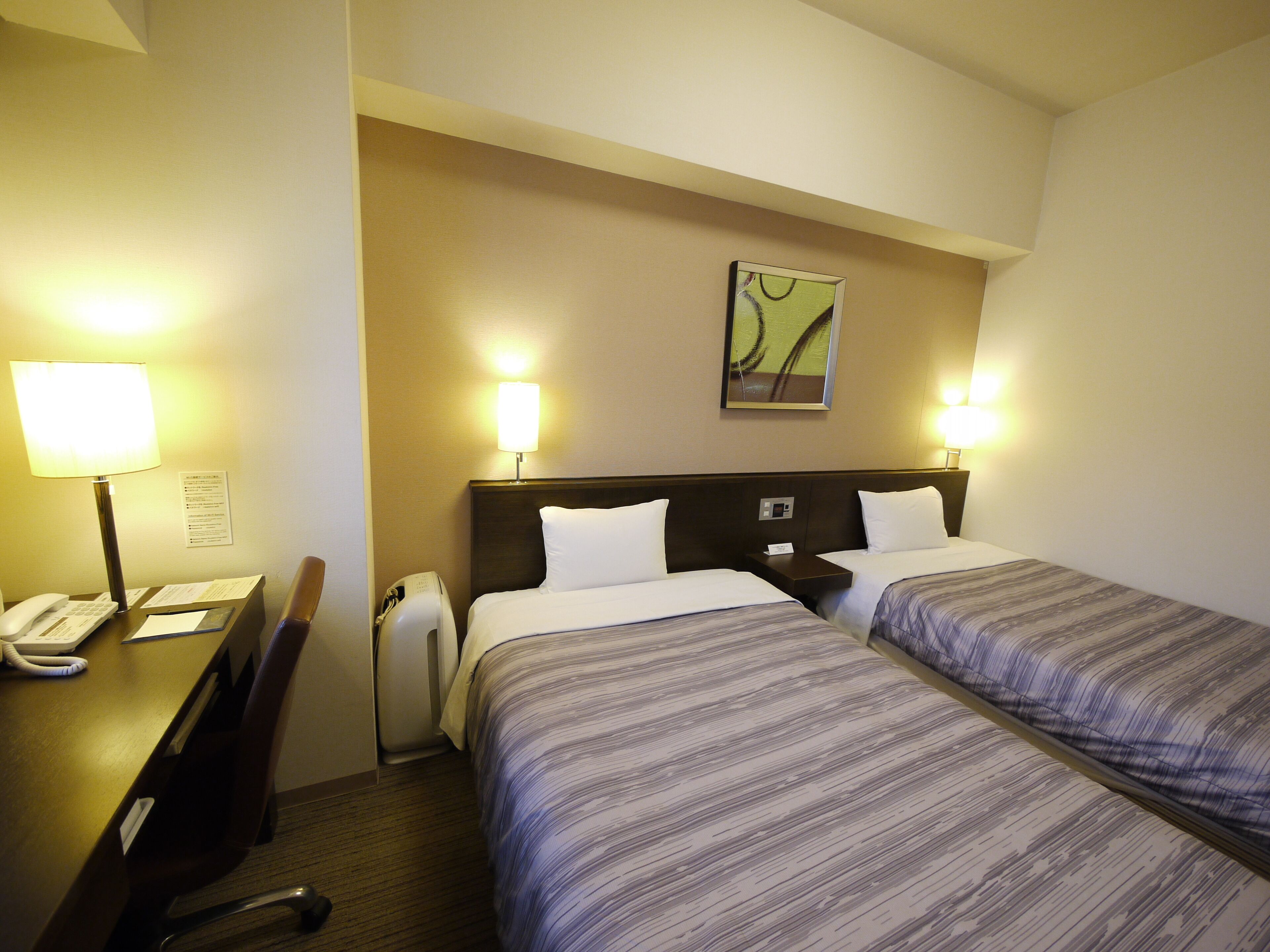 Meja kerja, Wi-Fi gratis, dan seprai linen